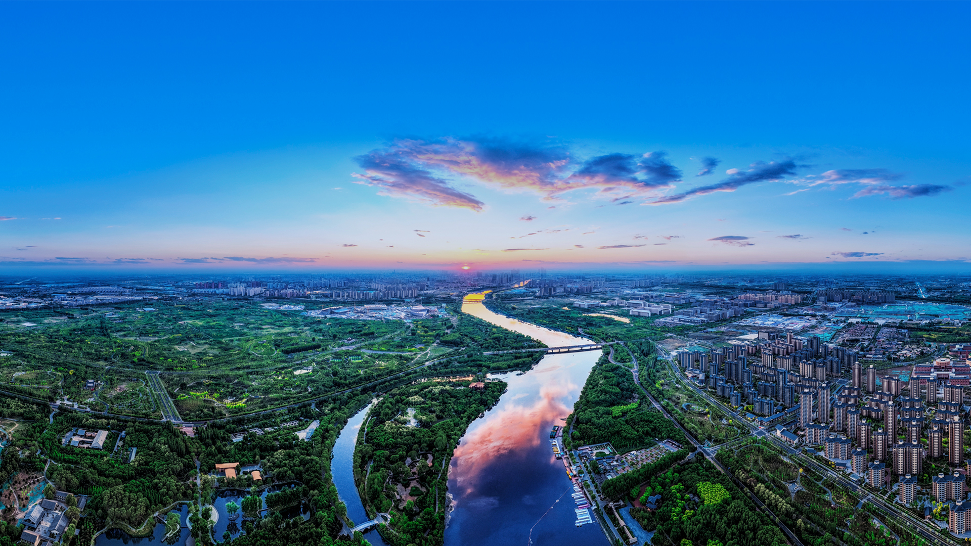 A Charming Town where Waterways and Urban Life Flow Together
